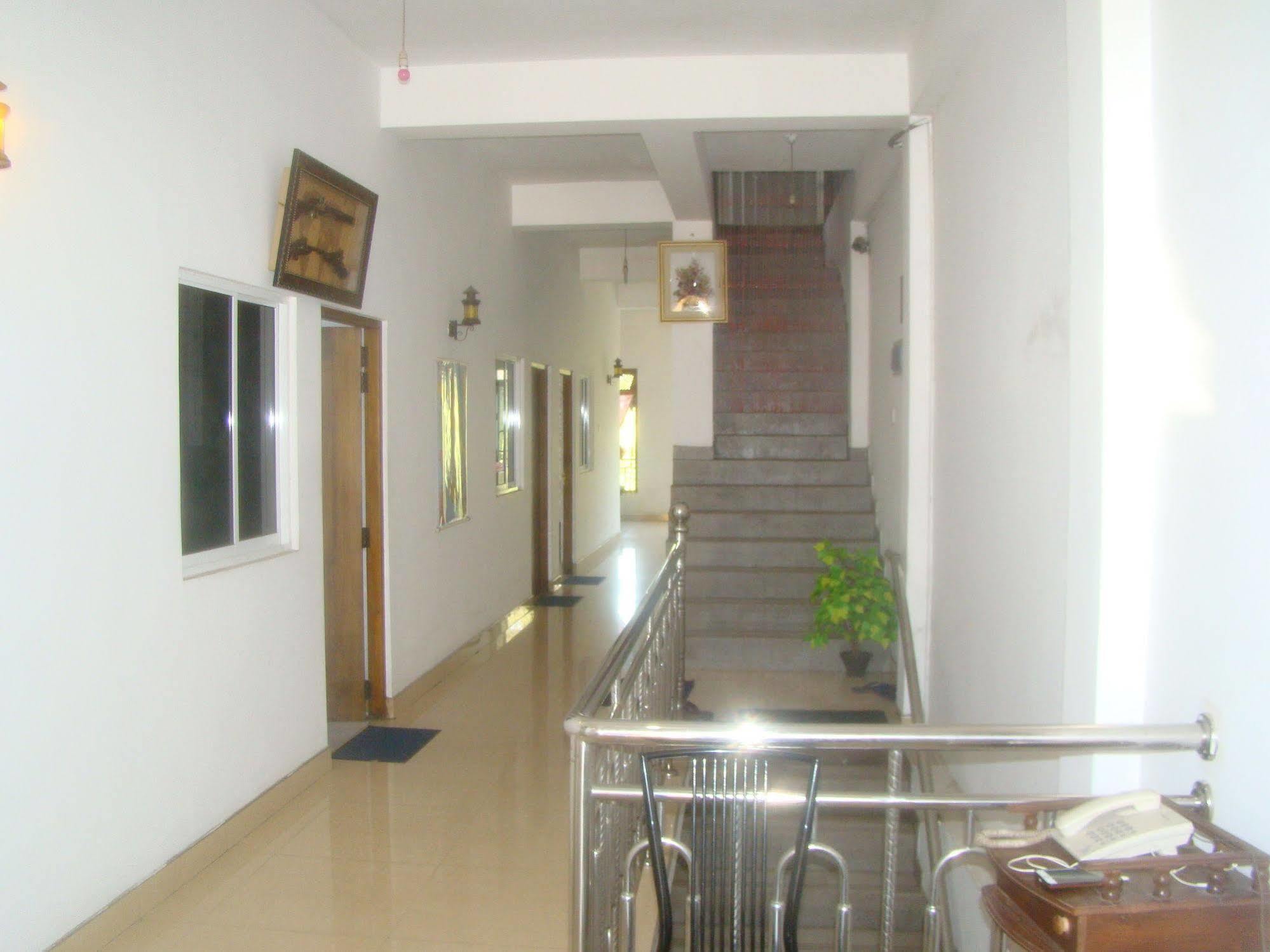 Down Town Hotel Ponnarankulama Exterior photo