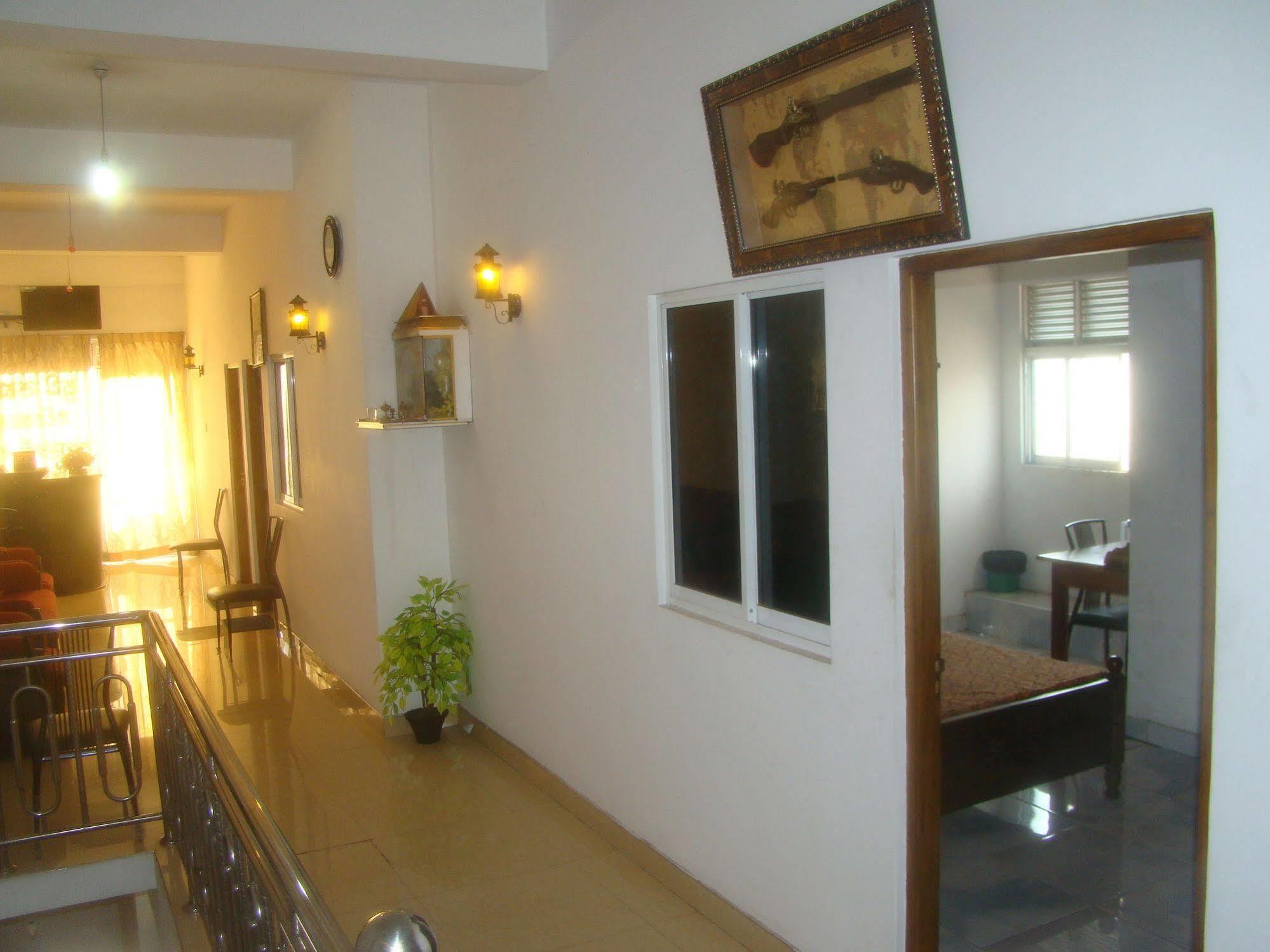 Down Town Hotel Ponnarankulama Exterior photo